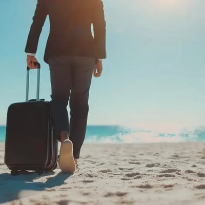 Business Mann beauftragt seine Lokalisierung am Strand